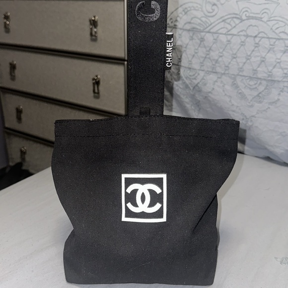 Bags and Ribbon - Picture 2 of 14